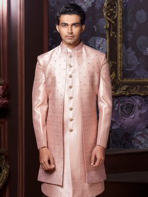 Персиковый шёлковый индийский мужской костюм со стразами