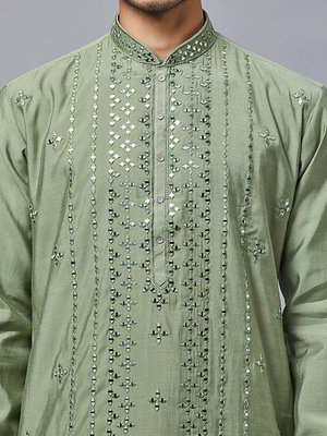 Оливковый шёлковый индийский национальный мужской костюм с кусочками зеркалец