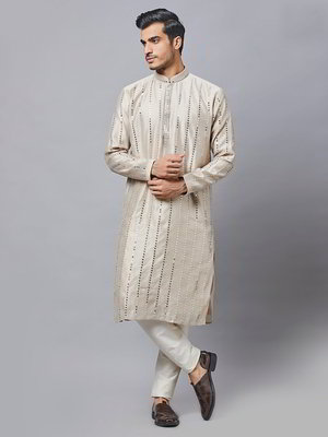 Бежевый хлопковый и шёлковый индийский национальный мужской костюм с пайетками, кусочками зеркалец