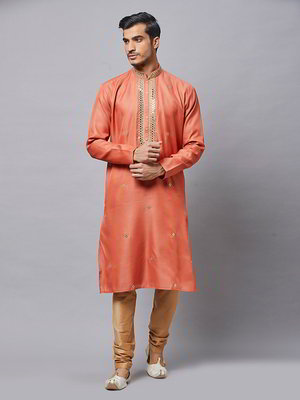 Рыже-оранжевый хлопковый и шёлковый индийский национальный мужской костюм с кусочками зеркалец