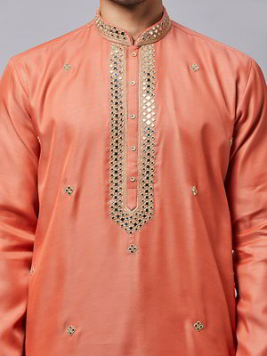 Рыже-оранжевый хлопковый и шёлковый индийский национальный мужской костюм с кусочками зеркалец