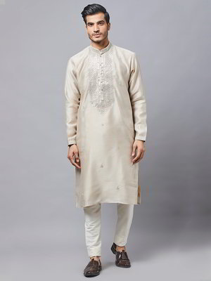 Бежевый шёлковый индийский национальный мужской костюм с кусочками зеркалец