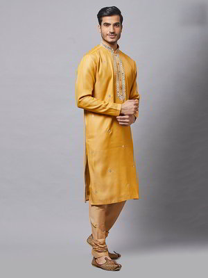 Горчичный и жёлтый шёлковый индийский национальный мужской костюм с кусочками зеркалец