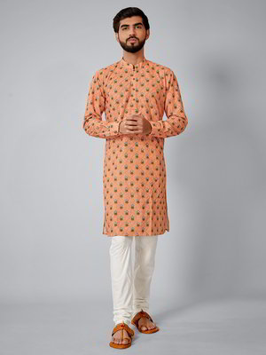 Персиковый хлопко-шёлковый индийский национальный мужской костюм, украшенный печатным рисунком
