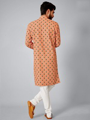 Персиковый хлопко-шёлковый индийский национальный мужской костюм, украшенный печатным рисунком