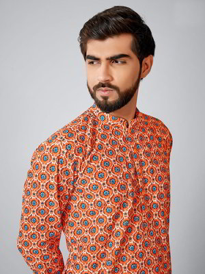 Оранжевый хлопко-шёлковый индийский национальный мужской костюм, украшенный печатным рисунком
