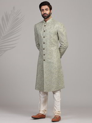 Зелёный шёлковый индийский свадебный мужской костюм, украшенный вышивкой люрексом со стразами, пайетками