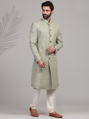 Зелёный шёлковый индийский свадебный мужской костюм, украшенный вышивкой люрексом со стразами, пайетками