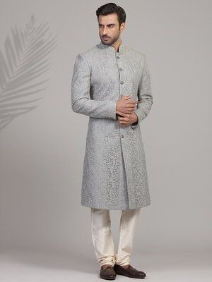 Серый шёлковый индийский свадебный мужской костюм, украшенный вышивкой люрексом со стразами, бисером, пайетками