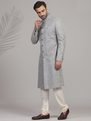 Серый шёлковый индийский свадебный мужской костюм, украшенный вышивкой люрексом со стразами, бисером, пайетками