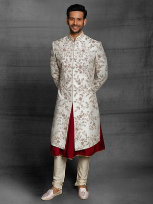 Кремовый шёлковый индийский свадебный мужской костюм с пайетками