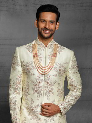 Светло-жёлтый шёлковый индийский свадебный мужской костюм
