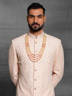 Персиковый шёлковый индийский свадебный мужской костюм с пайетками