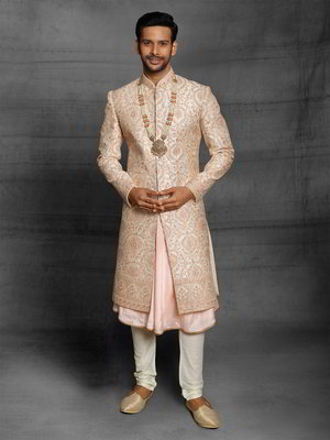 Кремовый шёлковый индийский свадебный мужской костюм со стразами, бисером