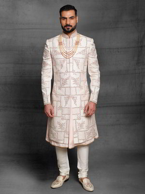 Светло-розовый шёлковый индийский свадебный мужской костюм со стразами