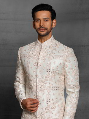 Кремовый шёлковый индийский свадебный мужской костюм с кусочками зеркалец