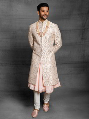 Кремовый шёлковый индийский свадебный мужской костюм со стразами, кусочками зеркалец