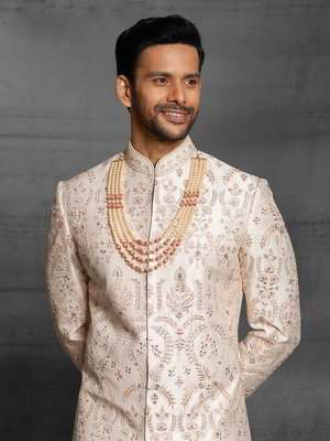 Кремовый шёлковый индийский свадебный мужской костюм со стразами, кусочками зеркалец