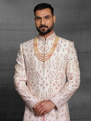 Кремовый шёлковый индийский свадебный мужской костюм с кусочками зеркалец