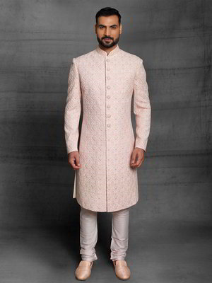 Светло-розовый шёлковый индийский свадебный мужской костюм с пайетками