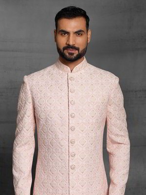 Светло-розовый шёлковый индийский свадебный мужской костюм с пайетками