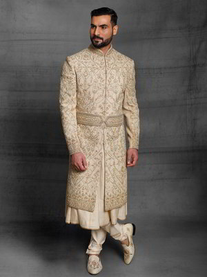 Бежевый индийский свадебный мужской костюм из шёлка с пайетками
