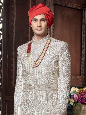 Кремовый индийский свадебный мужской костюм из шёлка-сырца с бисером