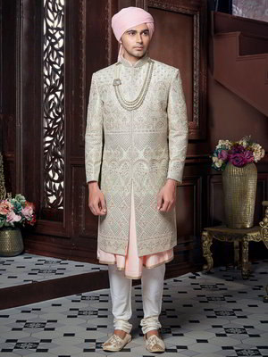 Бежевый и зелёный шёлковый индийский свадебный мужской костюм с бисером, пайетками