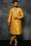 *Жёлтый и белый хлопко-шёлковый и парчёвый индийский национальный мужской костюм, украшенный вышивкой