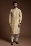 *Жёлтый шёлковый индийский национальный мужской костюм, украшенный вышивкой
