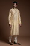 *Жёлтый шёлковый индийский национальный мужской костюм, украшенный вышивкой