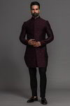 *Фиолетовый индийский национальный мужской костюм, украшенный вышивкой