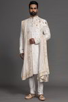 *Белый шёлковый индийский свадебный мужской костюм / шервани, украшенный вышивкой