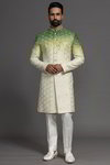 *Белый и зелёный шёлковый индийский свадебный мужской костюм / шервани, украшенный вышивкой