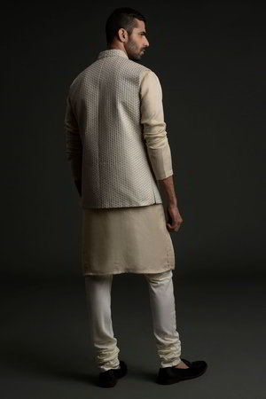 Бежевый хлопко-шёлковый национальный мужской костюм с жилетом, украшенный вышивкой