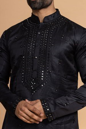 Чёрный шёлковый индийский национальный мужской костюм, украшенный вышивкой