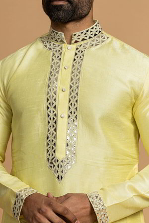 Жёлтый и цвета лайма шёлковый индийский национальный мужской костюм, украшенный вышивкой