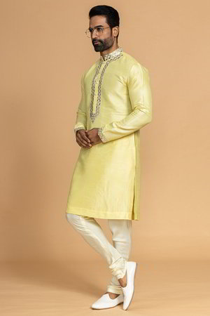 Жёлтый и цвета лайма шёлковый индийский национальный мужской костюм, украшенный вышивкой
