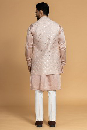Розовый шёлковый национальный мужской костюм с жилетом, украшенный вышивкой