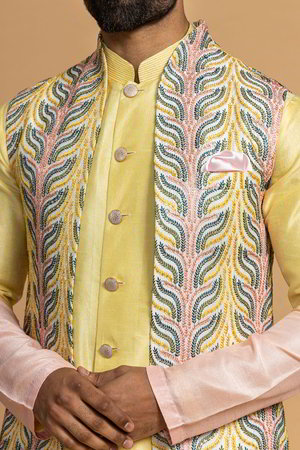 Жёлтый и цвета лайма национальный мужской костюм с жилетом из шёлка, украшенный вышивкой