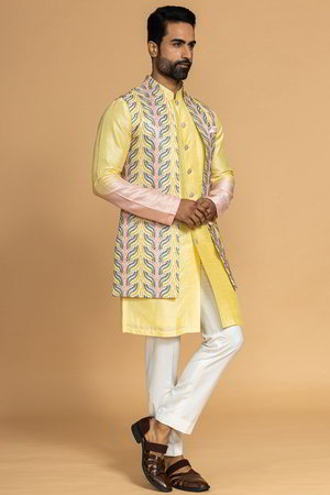 Жёлтый и цвета лайма национальный мужской костюм с жилетом из шёлка, украшенный вышивкой