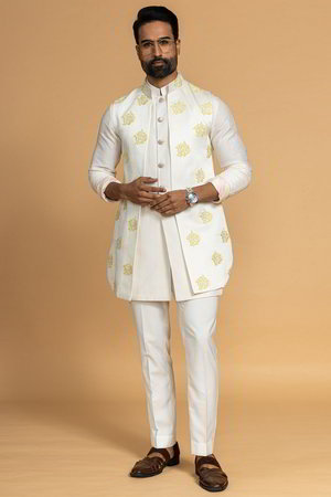 Белый и цвета айвори шёлковый национальный мужской костюм с жилетом, украшенный вышивкой