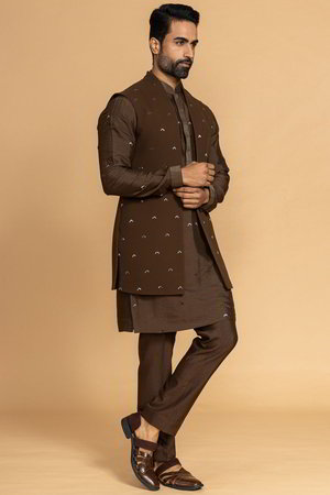 Коричневый шёлковый национальный мужской костюм с жилетом, украшенный вышивкой