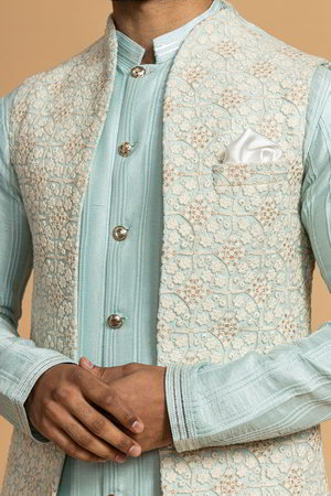 Светло-голубой шёлковый национальный мужской костюм с жилетом, украшенный вышивкой
