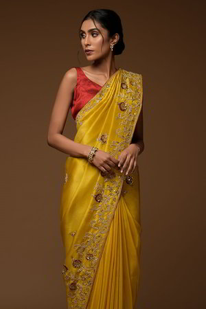 Горчичное, жёлтое и золотое индийское сари, украшенное вышивкой