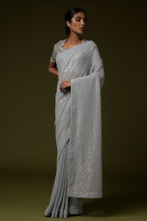 Светло-серое индийское сари из фатина, украшенное вышивкой
