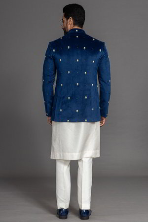 Синий замшевый и шёлковый мужской костюм, украшенный вышивкой