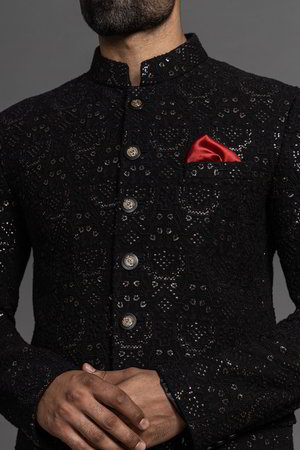 Чёрный мужской костюм из креп-жоржета, украшенный вышивкой