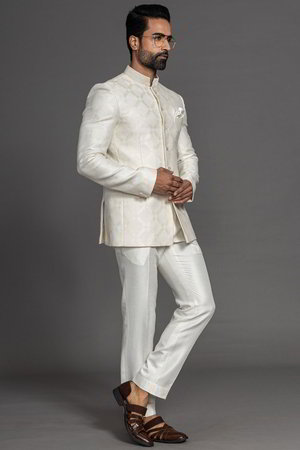 Шёлковый мужской костюм, украшенный вышивкой