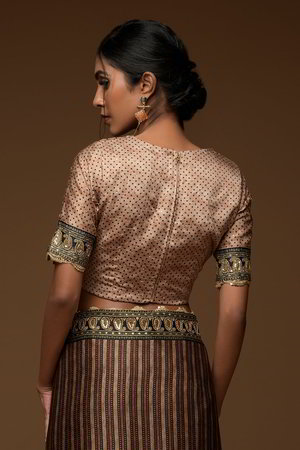 Коричневое, чёрное и золотое индийское сари из шёлка, украшенное вышивкой
